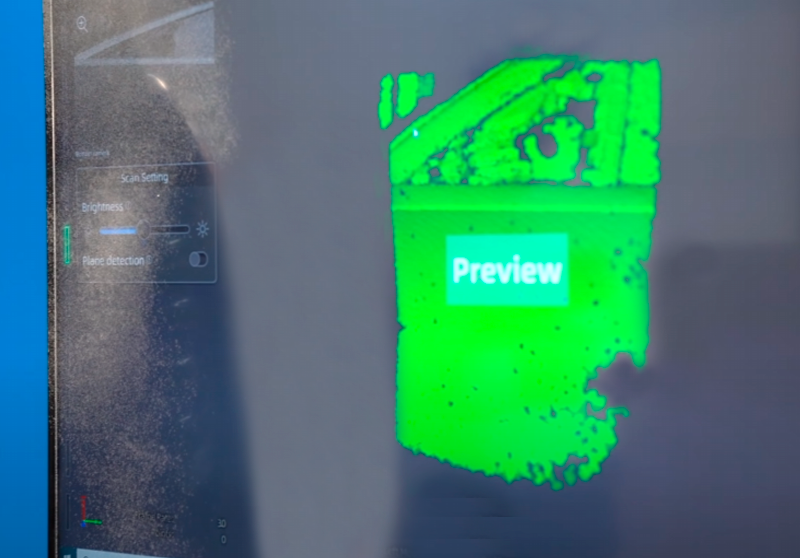 Le scannage 3D d'une surface réfléchissante sans (à gauche) et avec (à droite) le spray de scannage AESUB Green